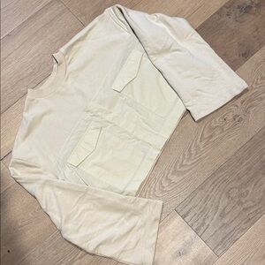 Cropped cream sweatshirt with pocket details